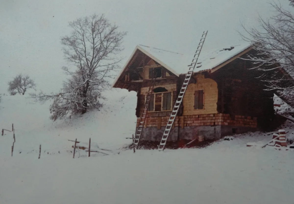 Eine alte Hütte mit Fundament aus Stein, der Rest des Gebäudes ist mit Holz ausgestattet.